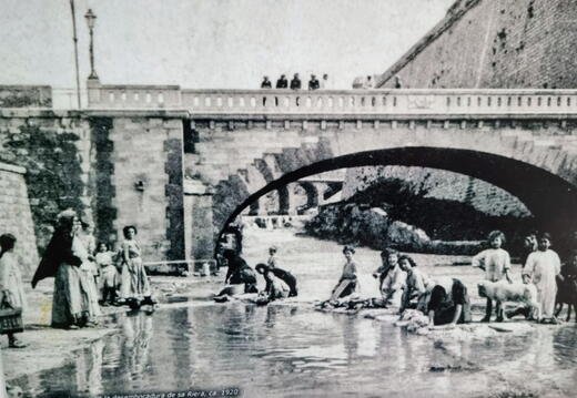 In 1920, housewives gathered by the river to do the washing